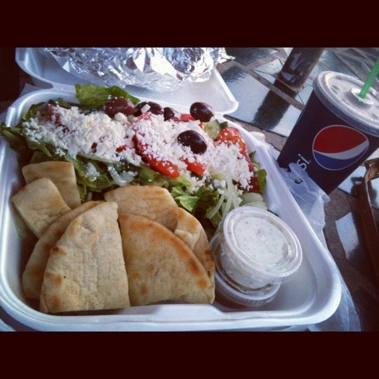 Foto tirada no(a) Greek Island Cafe por Kimberly S. em 4/11/2012