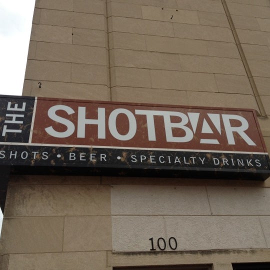 Foto tirada no(a) The Shot Bar por Aaron S. em 3/17/2012