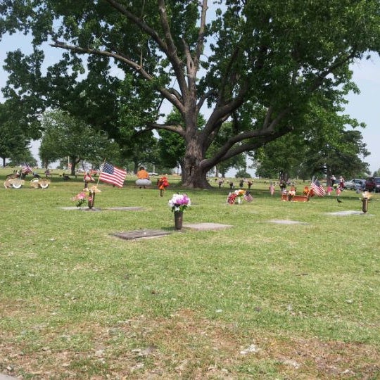 Foto diambil di Penwell-Gabel Cemetery &amp; Mausoleum oleh Brandy S. pada 5/26/2012
