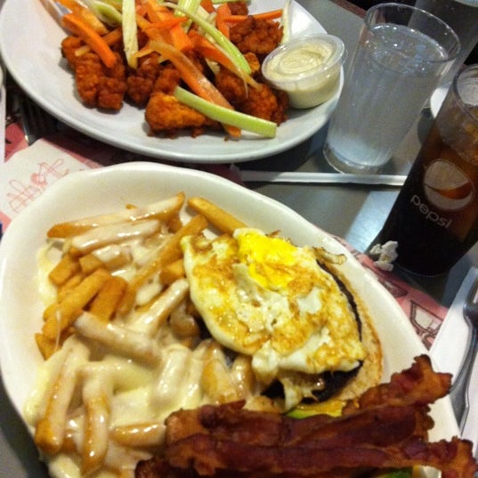 รูปภาพถ่ายที่ Crosstown Diner โดย Jay C. เมื่อ 6/1/2012