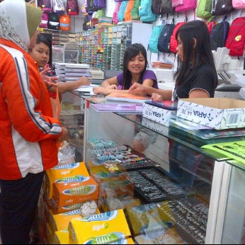 KEDAI ALAT TULIS DI MUAR