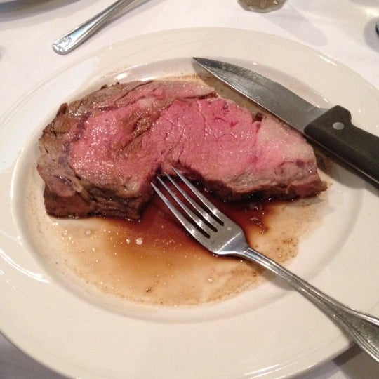 Foto scattata a Ken&#39;s Steak House da John T. il 7/11/2012