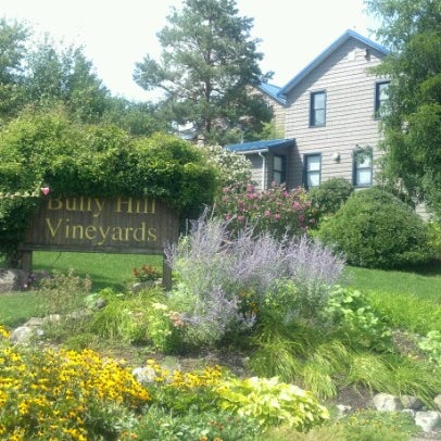 Foto tirada no(a) Bully Hill Vineyards por Michael R. em 8/16/2012