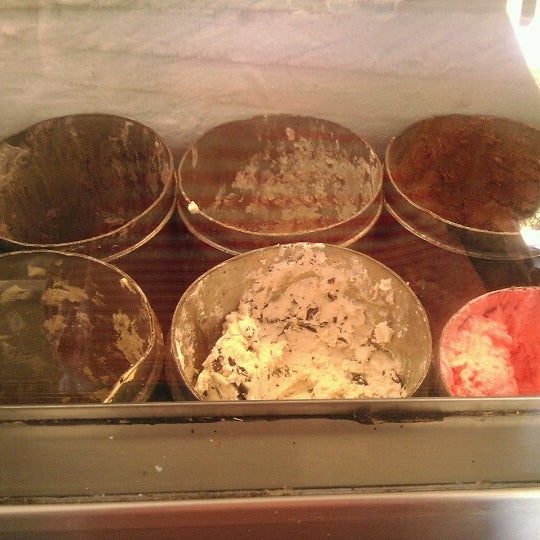 Foto scattata a Vic&#39;s Ice Cream da Sav J. il 6/23/2012
