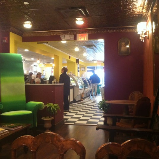 Foto diambil di Café on the Green oleh Jonathan R. pada 3/15/2012