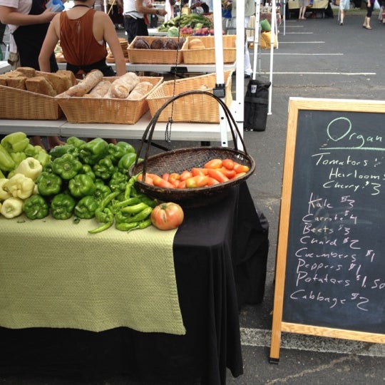 7/28/2012 tarihinde Jill N.ziyaretçi tarafından Northeast Minneapolis Farmers Market'de çekilen fotoğraf