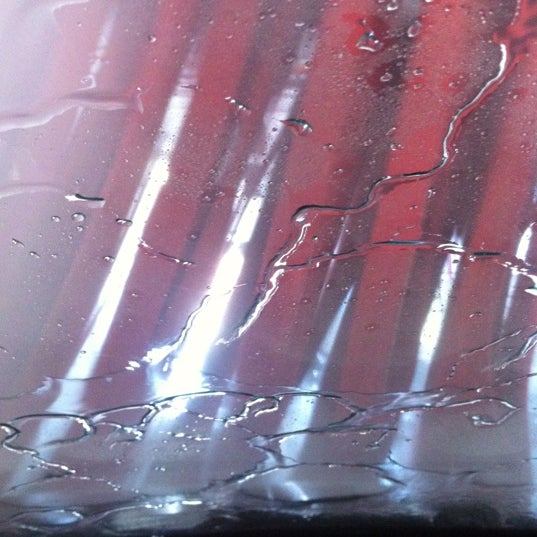 รูปภาพถ่ายที่ Express Car Wash โดย Sandro P. เมื่อ 6/9/2012