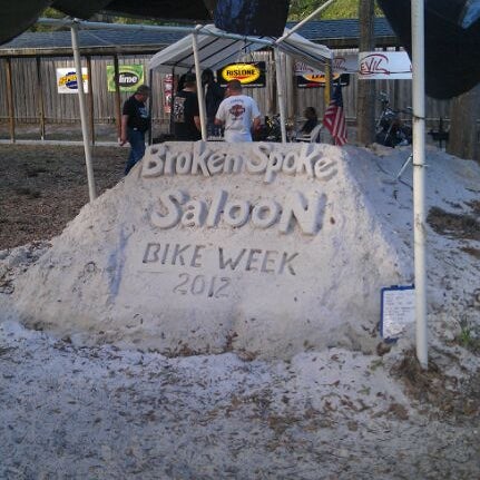 Foto tomada en Broken Spoke Saloon  por Kathy B. el 3/14/2012