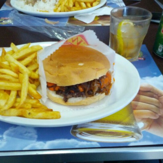 Photo taken at Twin Burger by Ângelo S. on 5/17/2012