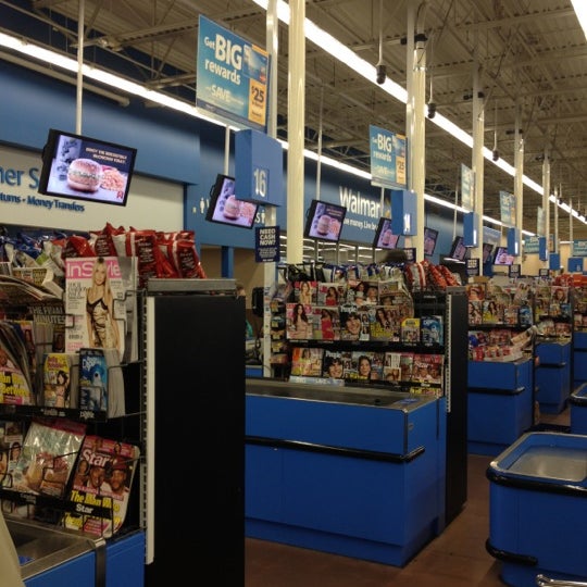 Foto diambil di Walmart Supercentre oleh Hubert K. pada 3/13/2012