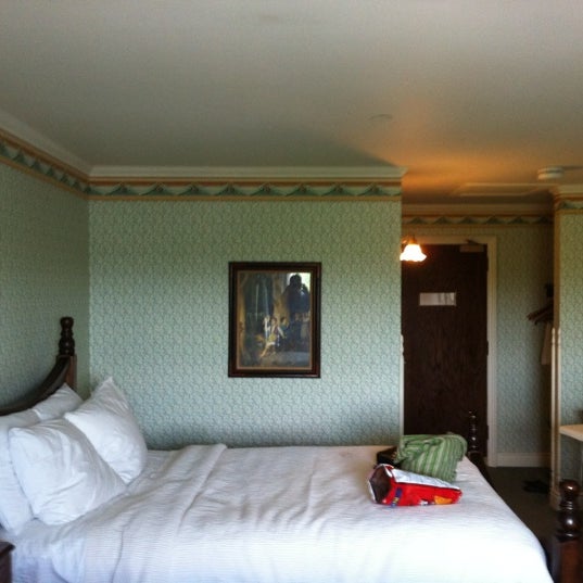 Foto diambil di St. James Hotel oleh Bryan K. pada 6/2/2012
