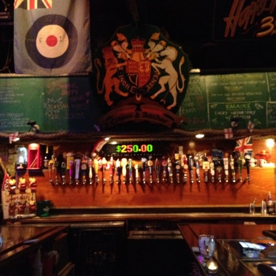 รูปภาพถ่ายที่ Crown &amp; Anchor Pub โดย Alex M. เมื่อ 9/7/2012