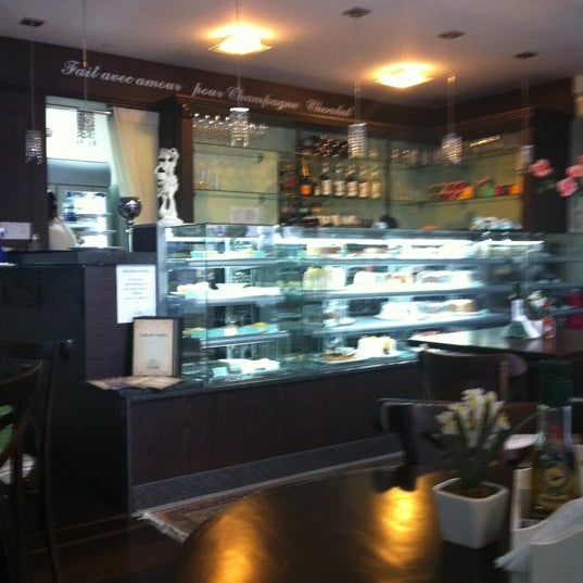 Photo taken at Champagne Chocolat Cafeteria &amp; Doceria by Alessandra W S. on 7/5/2012