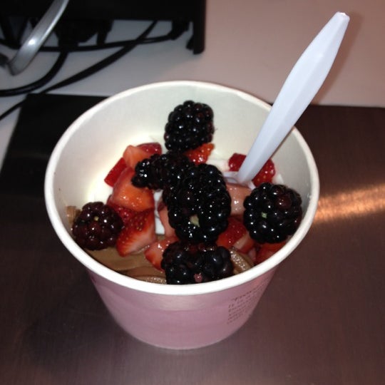 Photo taken at FroyoWorld by Lincoln R. on 6/29/2012