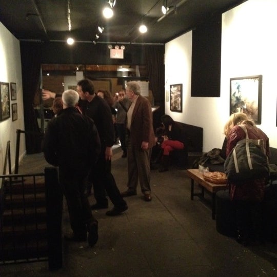 รูปภาพถ่ายที่ Gallery Bar โดย Kevin B. เมื่อ 3/16/2012