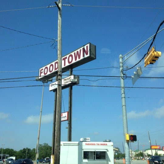 รูปภาพถ่ายที่ Food Town โดย Tiffane&#39; W. เมื่อ 4/1/2012