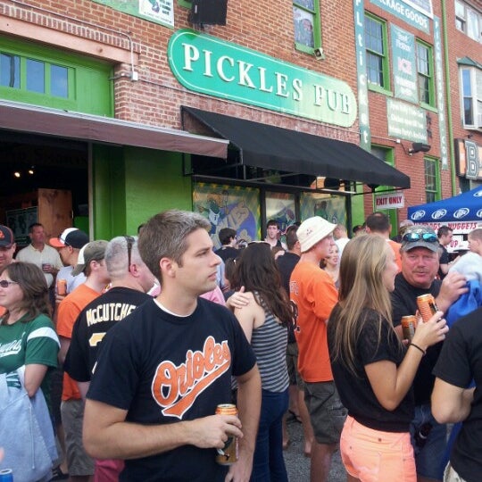 6/13/2012 tarihinde Becky &amp; Lizziyaretçi tarafından Pickles Pub'de çekilen fotoğraf