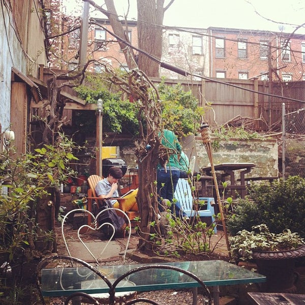 3/21/2012にGreg W.がOutpost Café and Barで撮った写真
