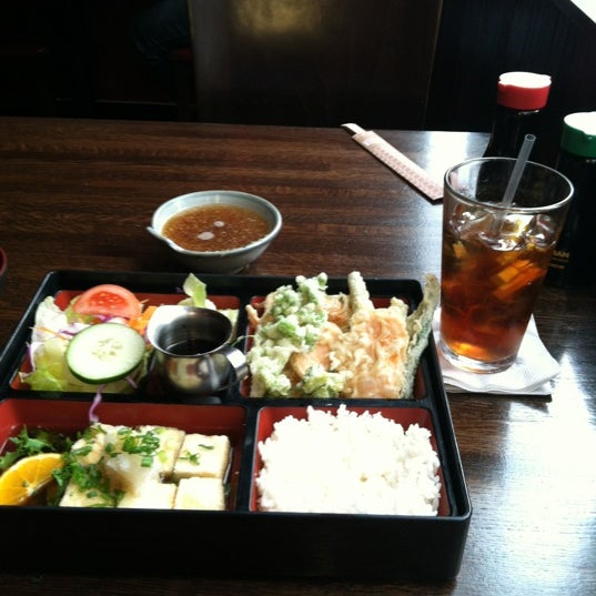 Foto diambil di Sakura Restaurant &amp; Sushi Bar oleh Kate H. pada 6/4/2012