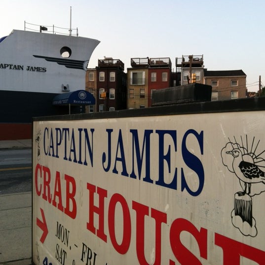 Foto scattata a Captain James Landing - Restaurant and Crab House da Gregory J. il 7/7/2012