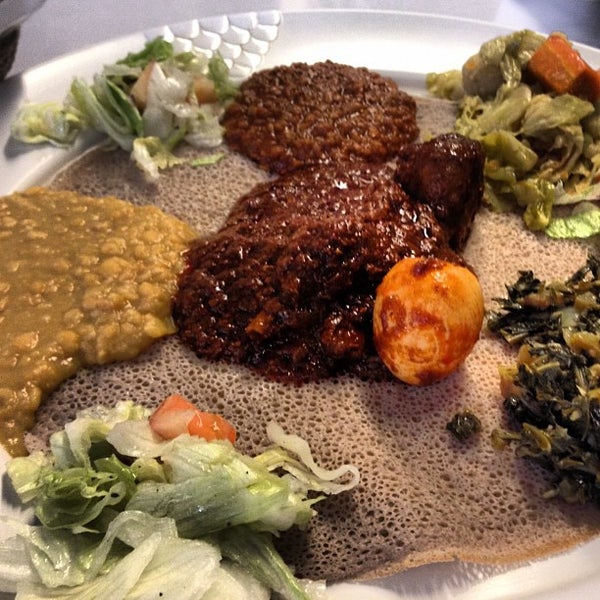 Foto diambil di Messob Ethiopian Restaurant oleh Ethan H. pada 8/26/2012