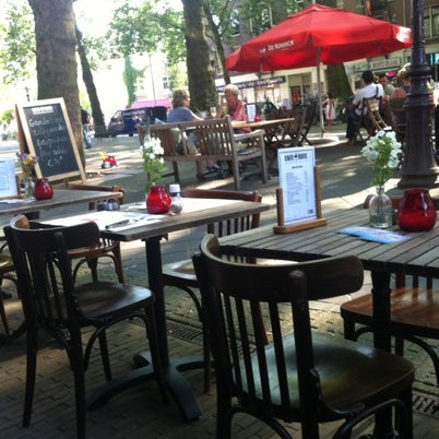 Foto diambil di Cafe Ruis oleh Babs S. pada 7/26/2012