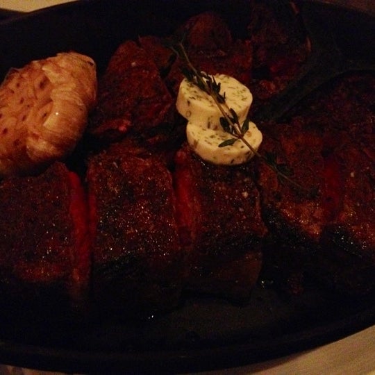 รูปภาพถ่ายที่ BLT Steak โดย Melissa H. เมื่อ 7/24/2012