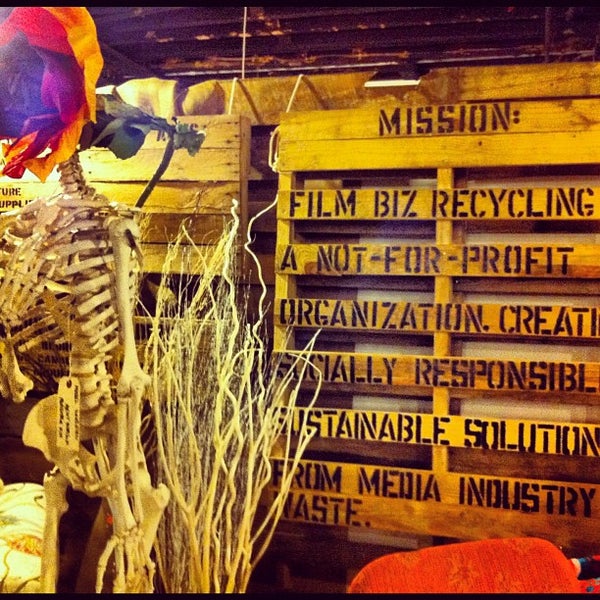 รูปภาพถ่ายที่ Film Biz Recycling โดย Cooper M. เมื่อ 6/5/2012