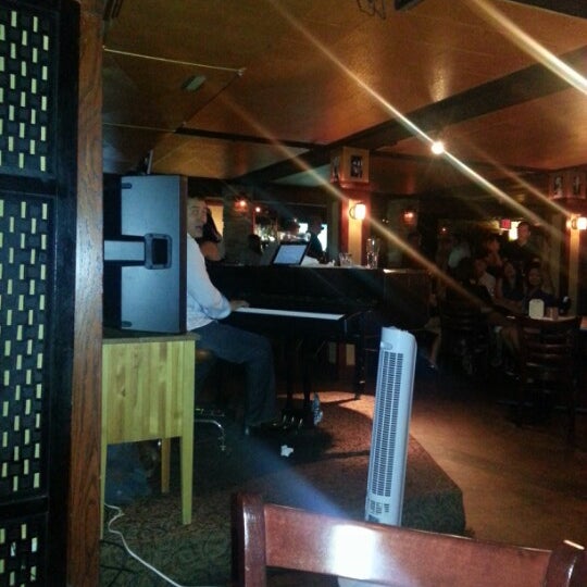 รูปภาพถ่ายที่ Big Shot Piano Lounge &amp; Restaurant โดย Caitlin S. เมื่อ 9/2/2012