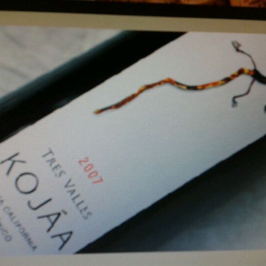 Lo mejor en vinos, y a mucho orgullo, vinos mexicanos. Recomiendo el Kojaa de la vitivinicola tres valles, EXQUISITO!!!