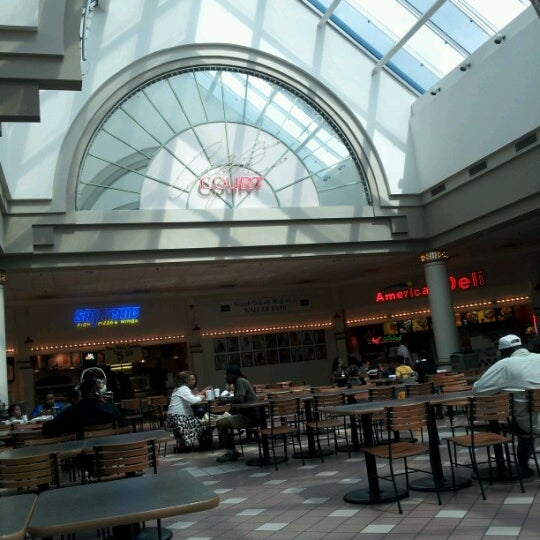 Foto tirada no(a) North DeKalb Mall por Michael F. em 8/19/2012