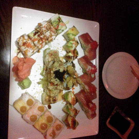 Foto diambil di Greenteasushi Japanese Restaurant oleh Amy S. pada 5/26/2012
