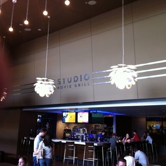 Photo prise au Studio Movie Grill Scottsdale par Brian M. le5/6/2012