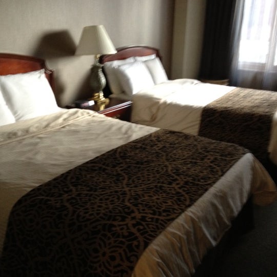 Foto scattata a The Windsor Suites da 🌼 Eve 🌞 il 5/11/2012