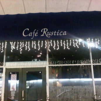 Foto scattata a Cafe Rustica da Cafe R. il 2/9/2012