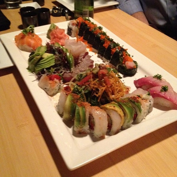 รูปภาพถ่ายที่ Nama Sushi Bar โดย Echo O. เมื่อ 3/7/2012