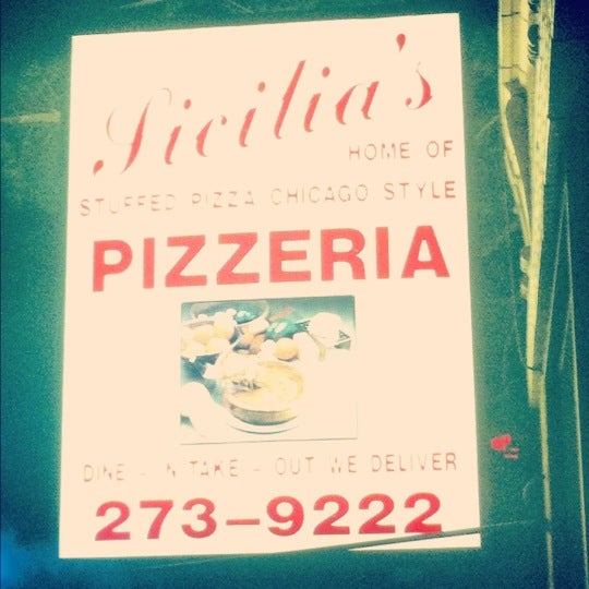 Foto diambil di Sicilia&#39;s Pizzeria oleh Brandon P. pada 6/18/2012