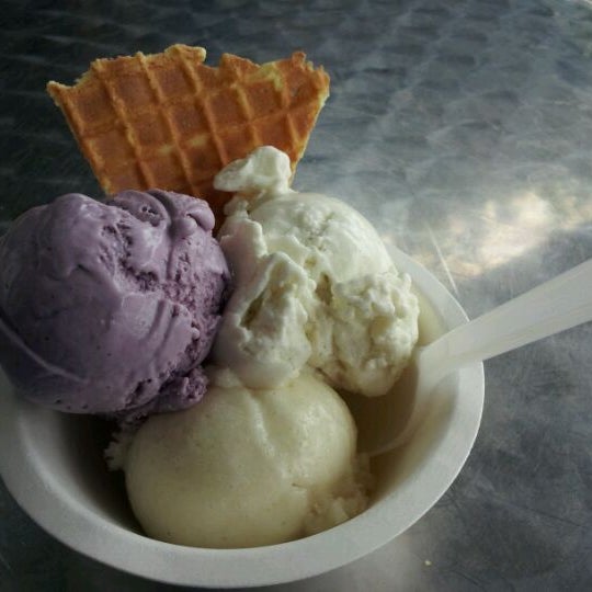 Photo taken at Jeni&#39;s Splendid Ice Creams by Patsy T. on 5/13/2012