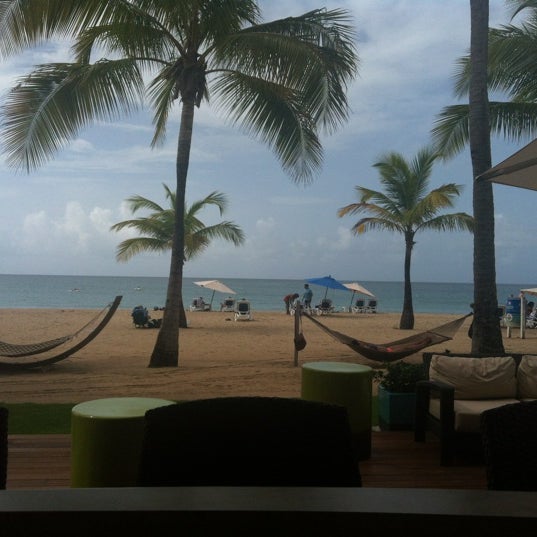 Photo prise au Sirena @ Courtyard by Marriott Isla Verde Beach Resort par Amit K. le8/13/2012