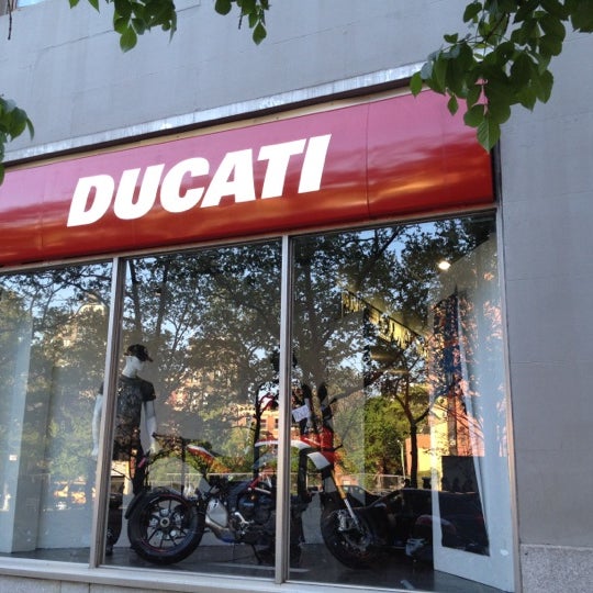 Снимок сделан в Ducati Triumph New York пользователем Quasi M. 4/19/2012