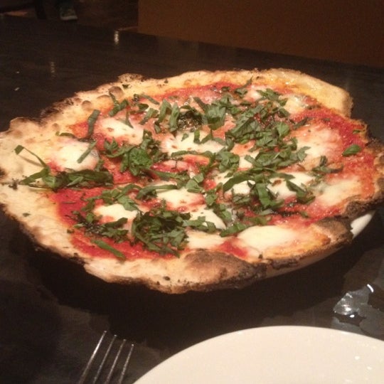 5/8/2012 tarihinde Justin W.ziyaretçi tarafından Rosso Pizzeria and Wine Bar'de çekilen fotoğraf