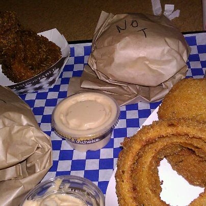 รูปภาพถ่ายที่ Blue Moon Burgers Capitol Hill โดย Donna L. เมื่อ 4/5/2012