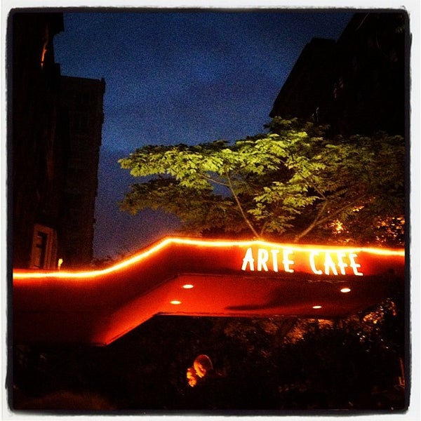 Foto tirada no(a) Arte Cafe por Pete L. em 5/23/2012