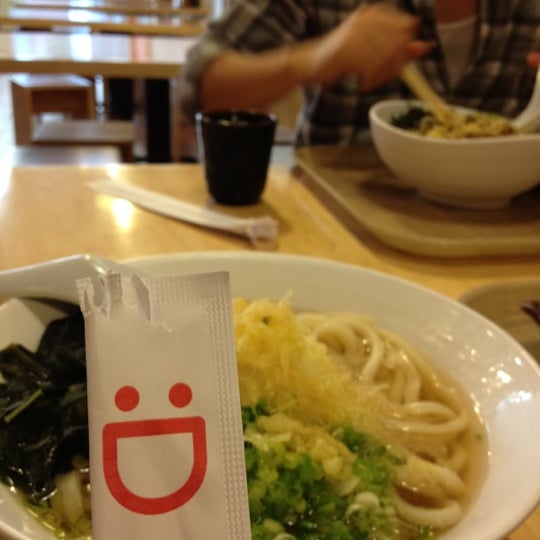 Foto tomada en U:DON Fresh Japanese Noodle Station  por Allen C. el 7/15/2012