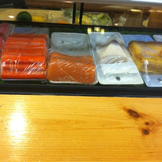 Photo prise au Osaka Japanese Steakhouse &amp; Sushi Bar par Jessica B. le5/15/2012