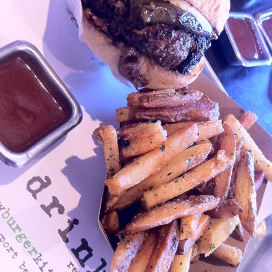 3/1/2012에 Matt M.님이 Crow Burger Kitchen에서 찍은 사진