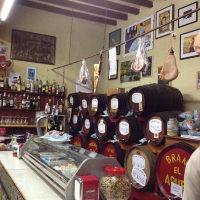 รูปภาพถ่ายที่ Casa Benjamín Bodega - Tapas, Drinks &amp; Friends - Dénia โดย Domingo R. เมื่อ 7/26/2012