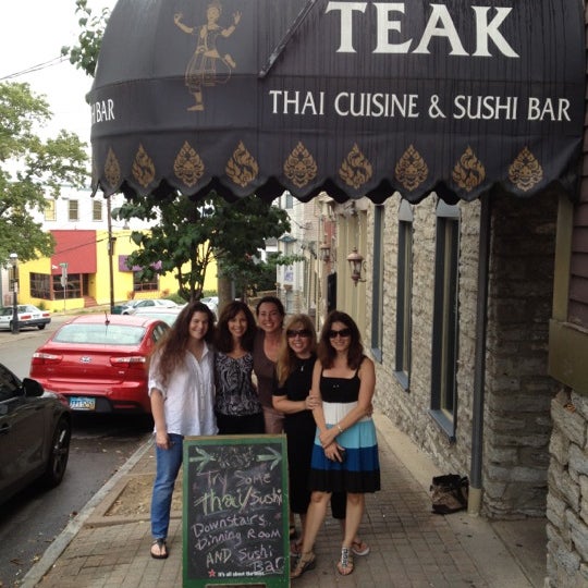 Foto scattata a Teak Thai Cuisine &amp; Sushi Bar da Michelle A. il 9/1/2012