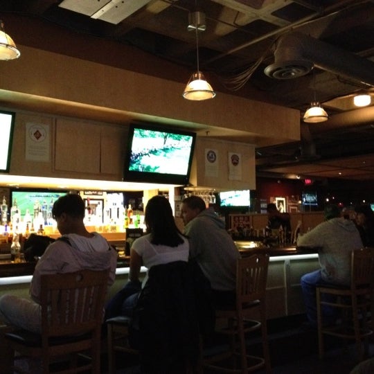 5/5/2012にMr. E.がHuberts Sports Bar &amp; Grillで撮った写真