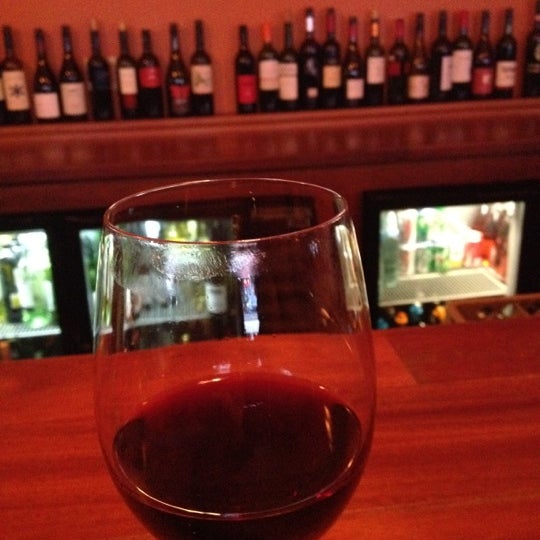 Снимок сделан в Dell&#39;uva Wine Bar &amp; Cafe пользователем Beth H. 8/31/2012